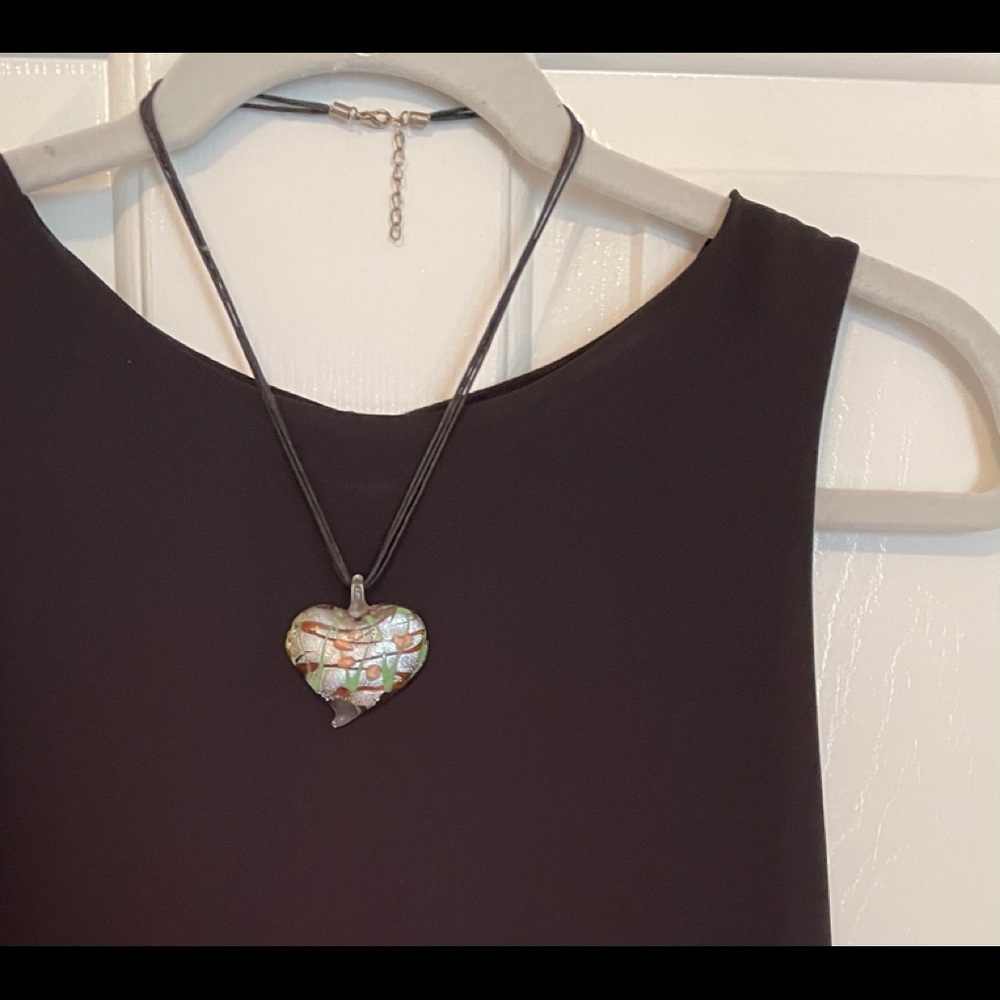 Glass heart-shaped pendant necklace - Picture 3 of 7